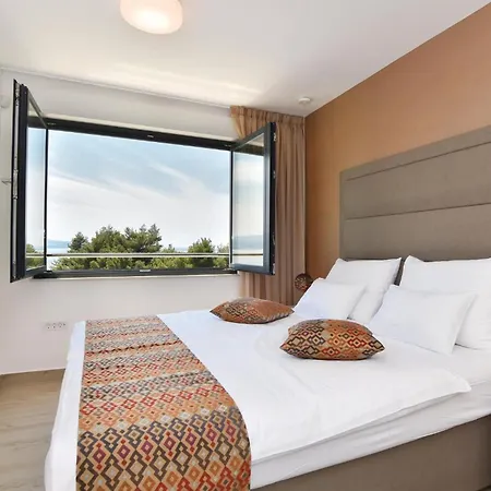 5 Bedroom Pet Friendly In *