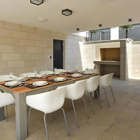 5 Bedroom Pet Friendly In Holiday home *