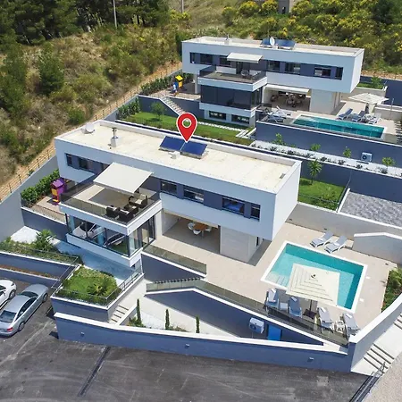 Holiday home 5 Bedroom Pet Friendly In *