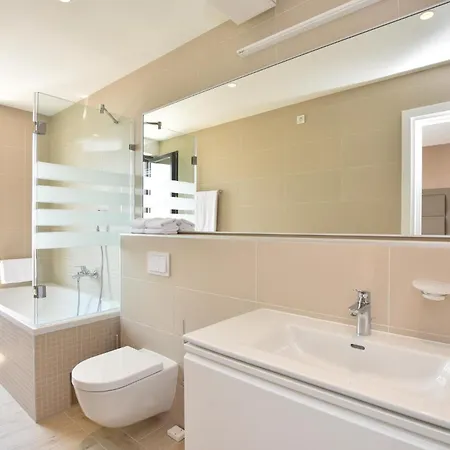 5 Bedroom Pet Friendly In *