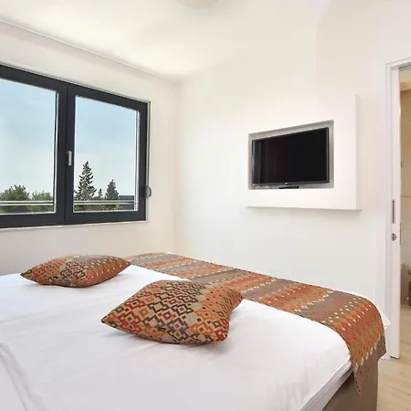 5 Bedroom Pet Friendly In *