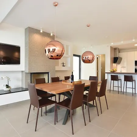 5 Bedroom Pet Friendly In Holiday home *