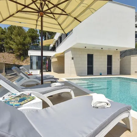 5 Bedroom Pet Friendly In *